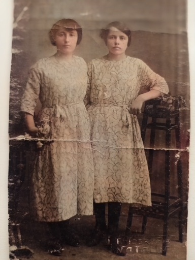Nel 1918 con la sorella Adalgisa